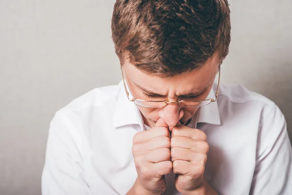 Mann mit Brille betet — Stockfoto