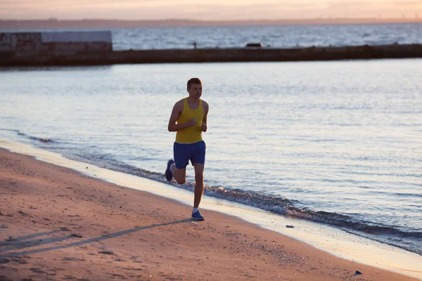 Kumsalda koşan adam