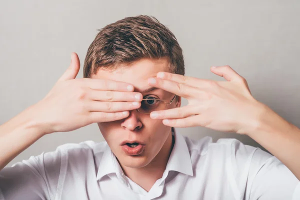 Hombre cubriendo su cara con las manos — Foto de Stock