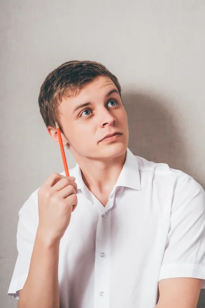 Man met potlood op een tempel — Stockfoto