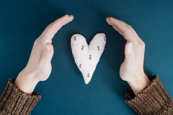 Игрушечное сердце в руках — стоковое фото