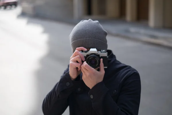 Мужчина-фотограф с камерой — стоковое фото