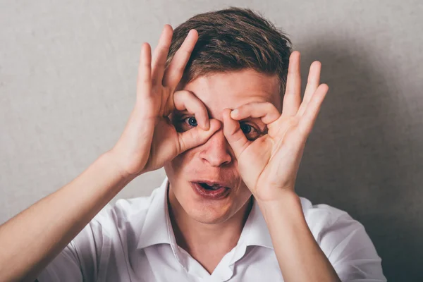 Hombre de negocios haciendo prismáticos — Foto de Stock