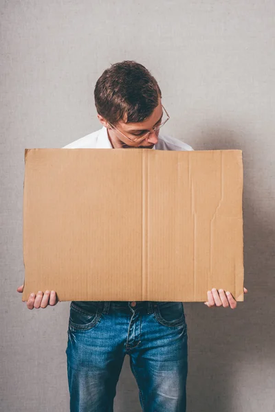 Hombre sosteniendo una pancarta —  Fotos de Stock