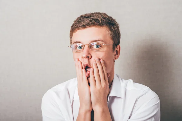 Hombre en gafas molesto — Foto de Stock