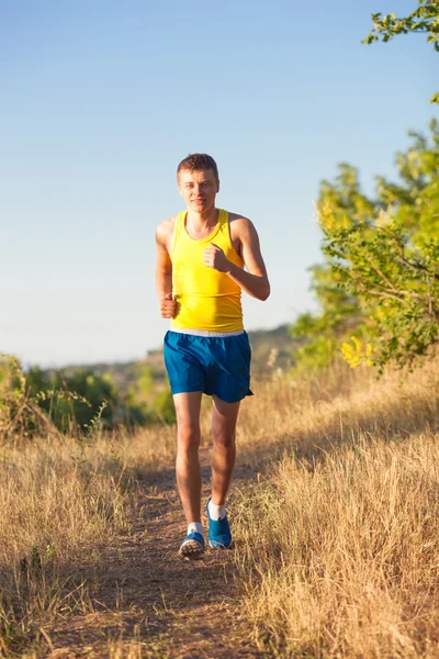 kırsal bir yolda koşan adam 