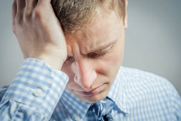 Joven con dolor de cabeza — Foto de Stock