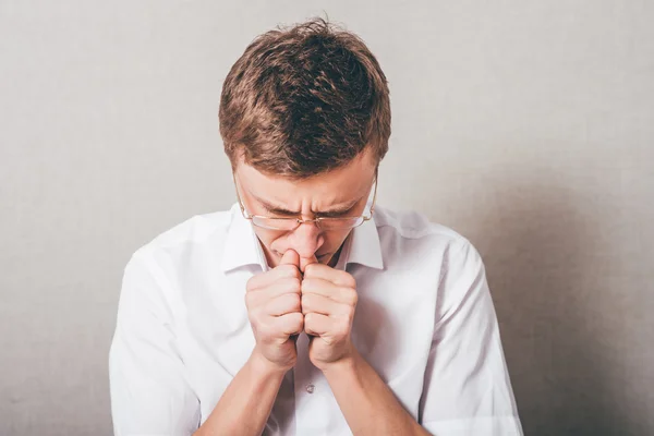 Mann mit Brille betet — Stockfoto