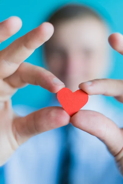 Corazón de papel en brazos —  Fotos de Stock