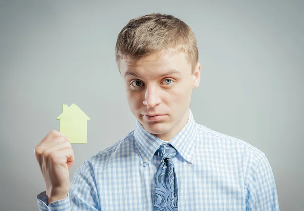 Man met huis gemaakt van papier — Stockfoto