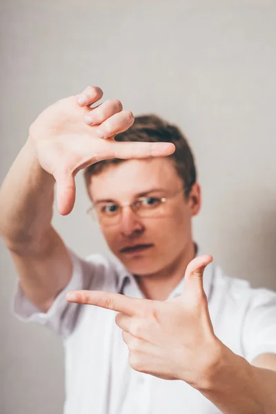 Человек делает жест кадра — стоковое фото