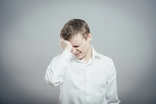 Man sluit zijn oog met zijn hand — Stockfoto