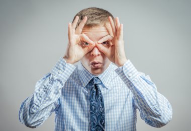 Adam parmaklarından bakıyor.