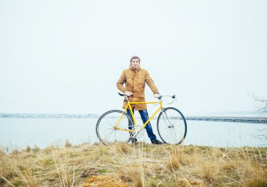 adam kıyıya yakın bir bisiklet ile