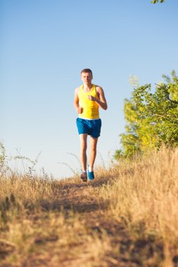 kırsal bir yolda koşan adam 