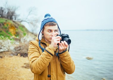 Adam fotoğraf makinesinde