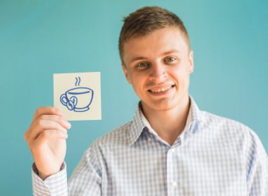  Kağıt üstünde sıcak çay kutsal kişilerin resmi