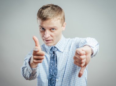 başparmak aşağı gösteren adam 