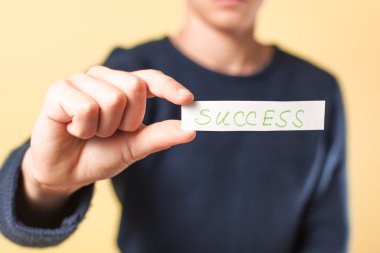 Kağıt üzerinde kelime başarı 