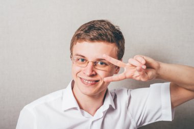  Adam zafer jest gösterir 