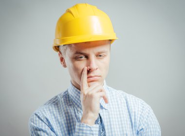 Sarı bir kask içinde adam