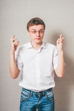 adam ile kenetlenmiş parmaklar 