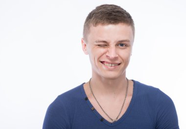 delikanlı kırpışan