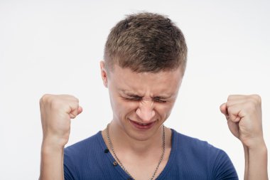 yumruklarını tutan adam