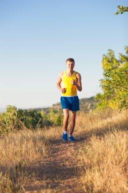 kırsal bir yolda koşan adam 