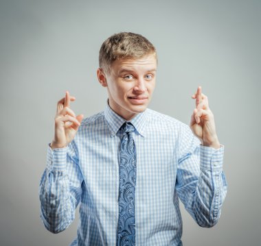 onun parmak çarpı işareti olan adam