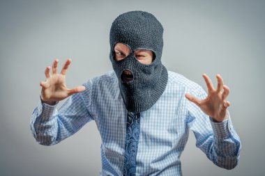 Maskeli saldırgan adam.