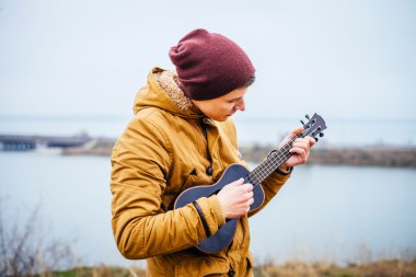  Ukulele çalan adam