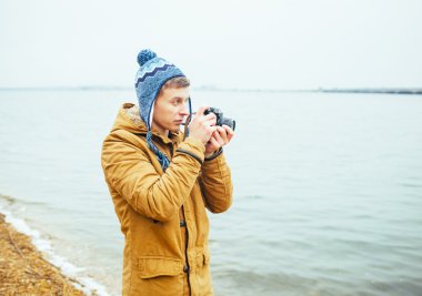 Adam fotoğraf makinesinde