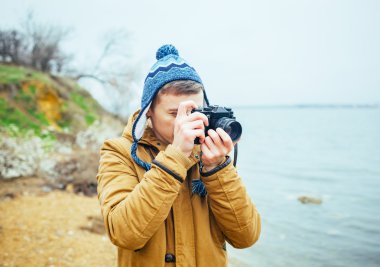 Adam fotoğraf makinesinde