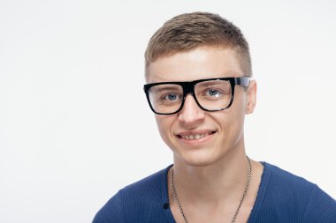 gözlük gülümseyen adam