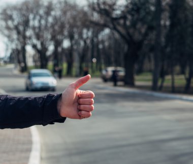 Otostopçu işareti yukarı başparmak 