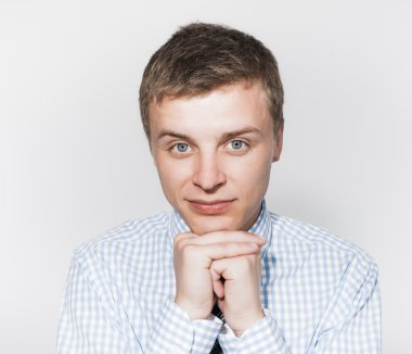 gülümseyen genç işadamı