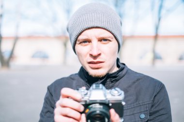 Retro kameralı adam. 