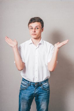 Adam ne seçmek bilmiyorum