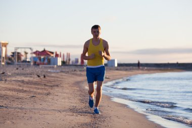 Kumsalda koşan adam