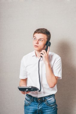  dostum ben kablolu bir telefonda konuşurken