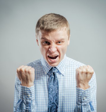 yakışıklı adam kutluyor