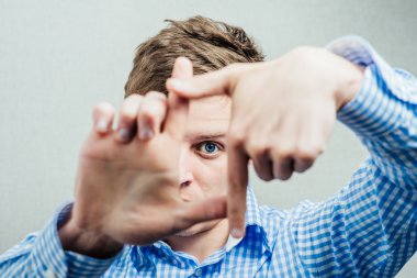 adam çerçeve yapar 