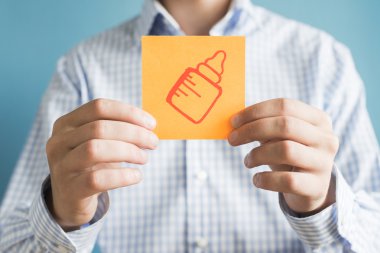 Kağıt üstünde bebek şişe kutsal kişilerin resmi