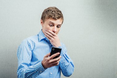 Cep telefonu olan adam.