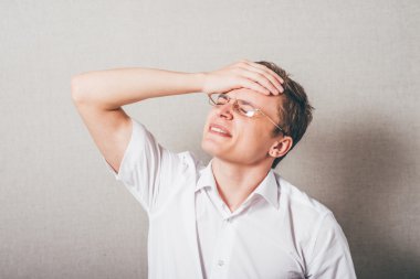 Kafasında eli olan bir adam.