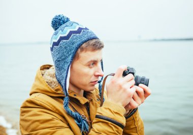 Adam fotoğraf makinesinde