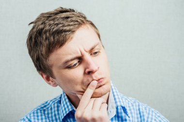 Genç adam düşünüyor.