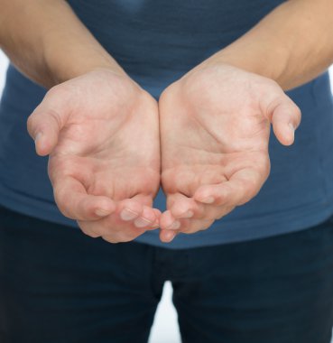 genç adam yalvarır