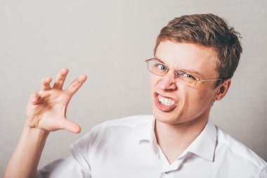 adam gösteren korkunç el